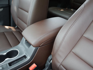 2017款1.5T 手动适·享型 7座 中央扶手箱