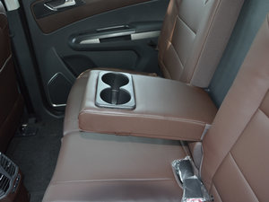 2017款1.5T 手动适·享型 7座 后排中央扶手