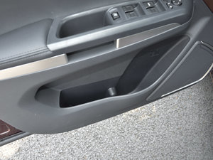 2017款1.5T 手动适·享型 7座 前门储物空间