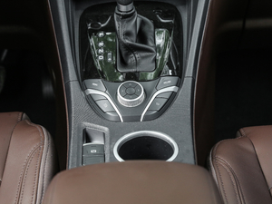 2017款1.5T 7座手动标准型 中控区
