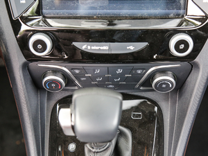 2017款1.5T 7座手动标准型 中控区
