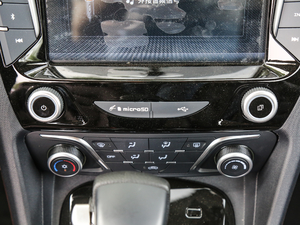2017款1.5T 7座手动标准型 中控区