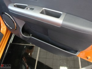 2010款2.0 Premium 前门储物空间