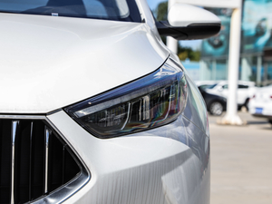 2020款1.5L CVT新锐天窗版 大灯