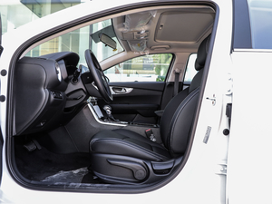 2020款1.5L CVT新锐天窗版 前排空间