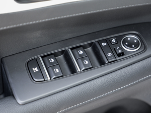 2020款1.5L CVT新锐天窗版 主驾车窗控制区	