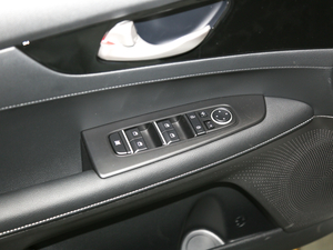 2020款1.5L CVT新锐天窗版 主驾车窗控制区	