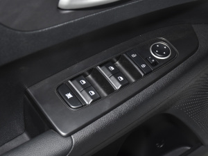 2021款改款 1.5L CVT青春版 主驾车窗控制区	