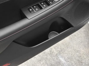 2021款1.4T DCT GT-Line奋斗互联版 前门储物空间