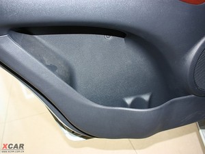 2009款2.0GLS 两驱手动版 前门储物空间