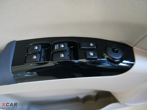 2009款2.0GLS 四驱手动版 主驾车窗控制区	