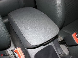 2009款2.0GLS 两驱手动版 中央扶手箱