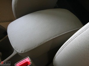 2009款2.0GLS 四驱手动版 中央扶手箱