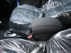 2009款2.0GLS  两驱自动版 中央扶手箱