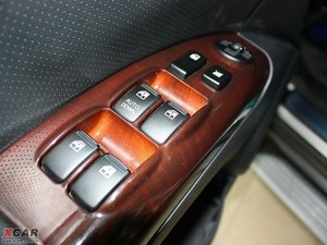 2009款2.0GLS 两驱手动版 主驾车窗控制区	