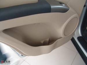 2009款2.0GL 两驱自动版 前门储物空间
