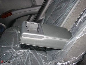 2009款2.0GLS  两驱自动版 后排中央扶手
