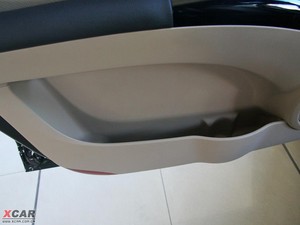 2009款2.0GLS 四驱手动版 前门储物空间