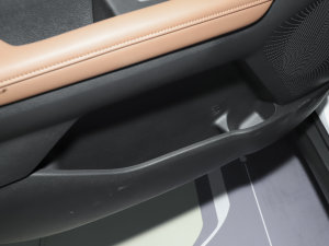 2023款2.0L 基本型 前门储物空间