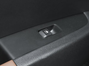 2023款2.0L 基本型 后排车窗控制区