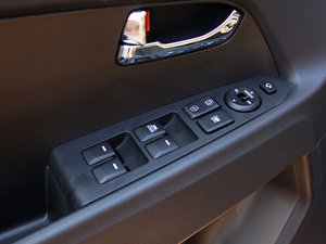 2011款2.0L Premium 自动两驱版 主驾车窗控制区	