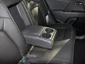 2011款2.0L Premium 自动两驱版 后排中央扶手