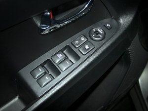 2011款2.0L GLS 自动两驱版 主驾车窗控制区	