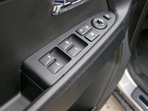 2011款2.4L Premium 自动四驱版 主驾车窗控制区	