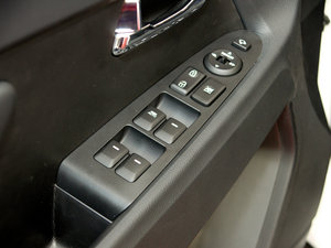 2011款2.4L GLS 自动四驱版 主驾车窗控制区	