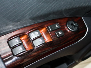 2012款2.0GLS 自动两驱版 主驾车窗控制区	