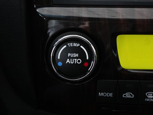 2012款2.0GLS 自动两驱版 中控区