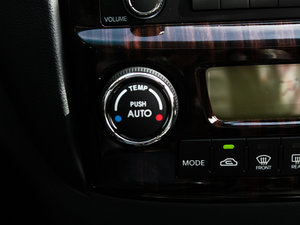 2012款2.0GLS 手动两驱版 中控区