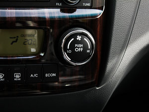 2012款2.0GLS 手动两驱版 中控区