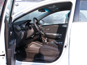 2011款1.4L GLS 手动版 前排空间