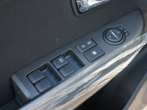 2011款1.4L GLS 手动版 主驾车窗控制区	