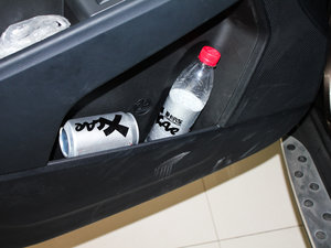 2012款2.0L GL 手动两驱版 前门储物空间