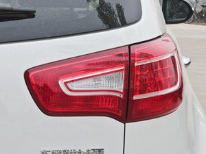 2012款2.0L NAVI 自动两驱版 尾灯