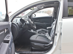 2012款2.0L NAVI 自动两驱版 前排空间