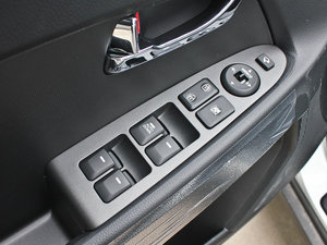 2012款2.0L NAVI 自动两驱版 主驾车窗控制区	