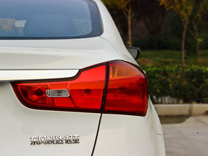 2013款1.6L 自动DLX 尾灯