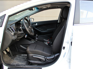 2013款1.6L 手动GLS 前排空间