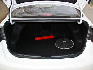 2013款1.6L 手动GLS 行李厢空间