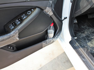 2012款2.0L DLX 自动 前门储物空间