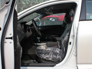 2012款2.0L DLX 自动 前排空间