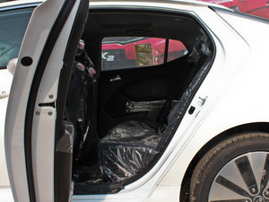2012款2.0L DLX 自动 后排空间