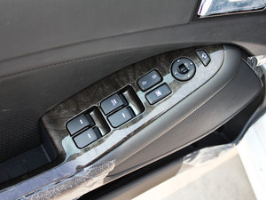 2012款2.0L DLX 自动 主驾车窗控制区	