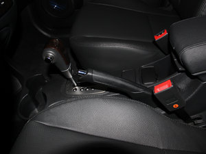 2013款2.0DLX 自动两驱版 驻车制动器