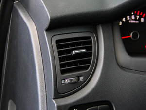 2013款2.0GLS 自动两驱版 中控区