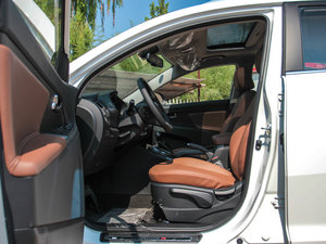 2014款2.0L Premium 自动两驱版 前排空间