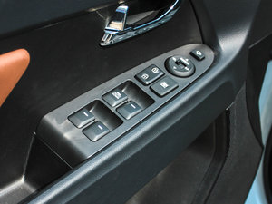 2014款2.0L Premium 自动两驱版 主驾车窗控制区	